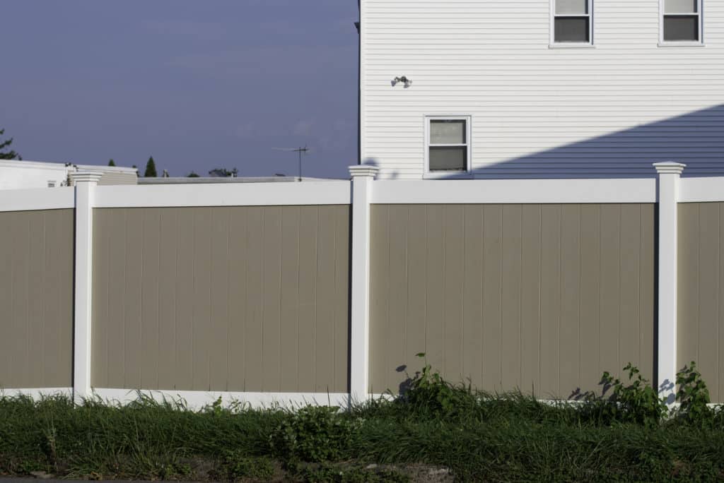 Good Neighbors and Good Fences: 6 Tips to Handle Property Line Fencing