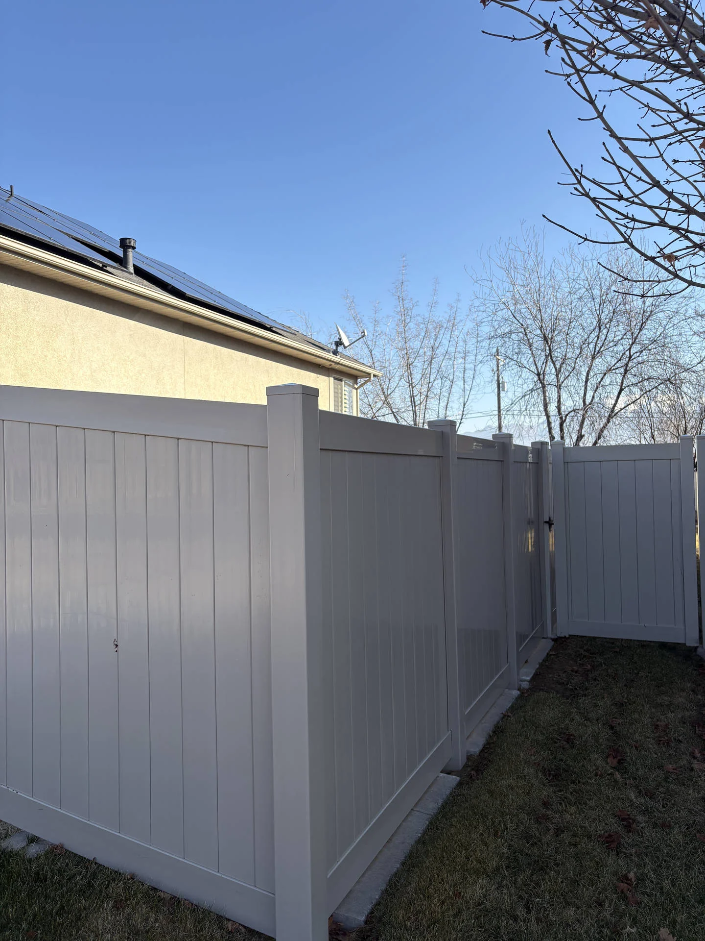 Bronco Fence: West Haven Clay Vinyl Privacy Fence & Double Gate