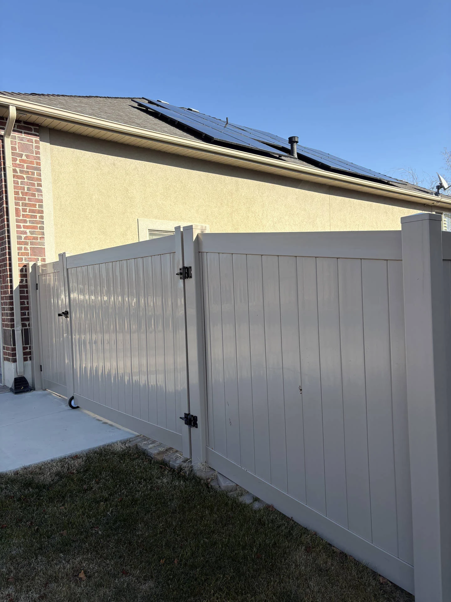 Bronco Fence: West Haven Clay Vinyl Privacy Fence & Double Gate