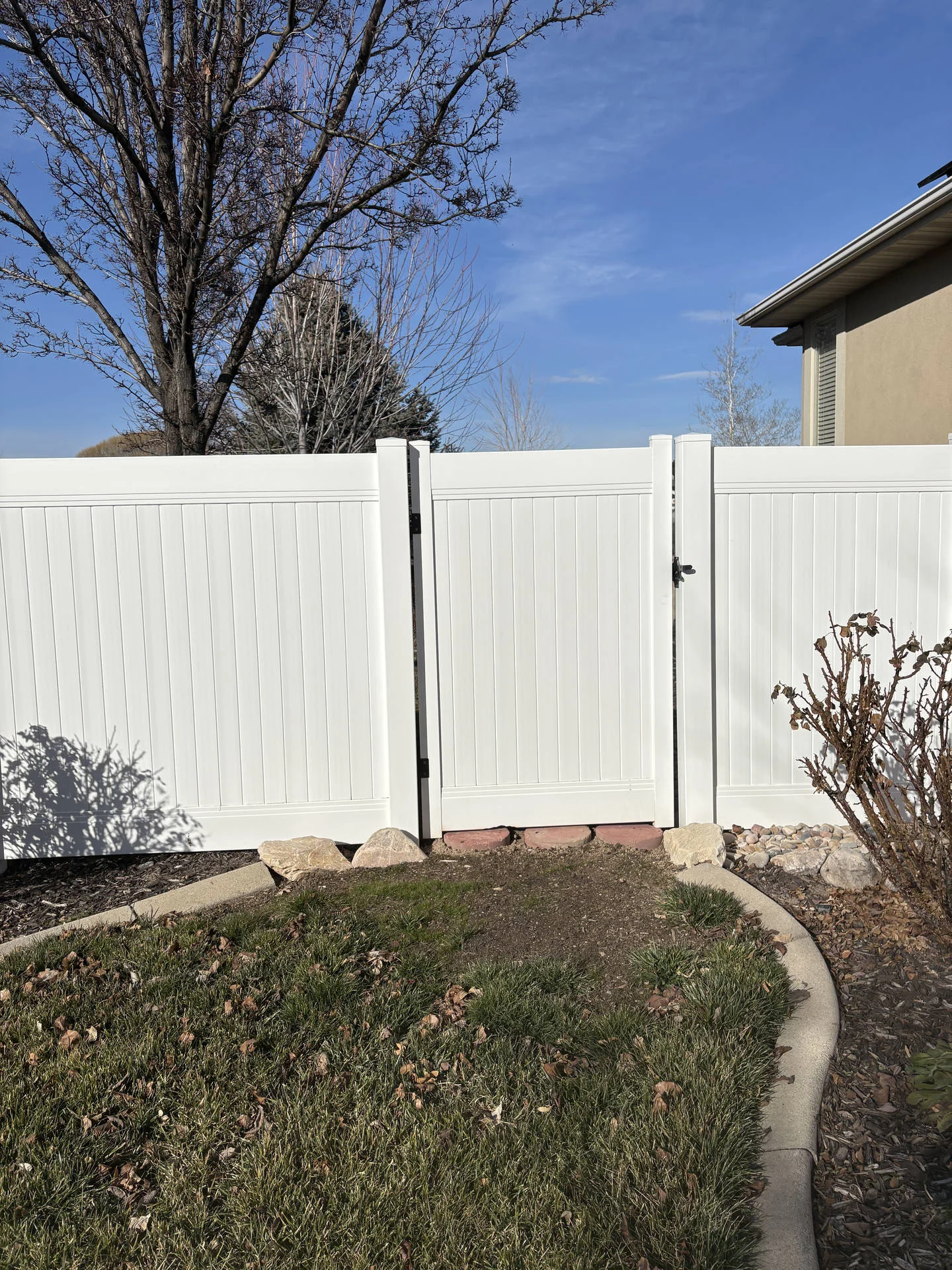 Clinton UT Privacy Fence & Gates: White & Clay Vinyl