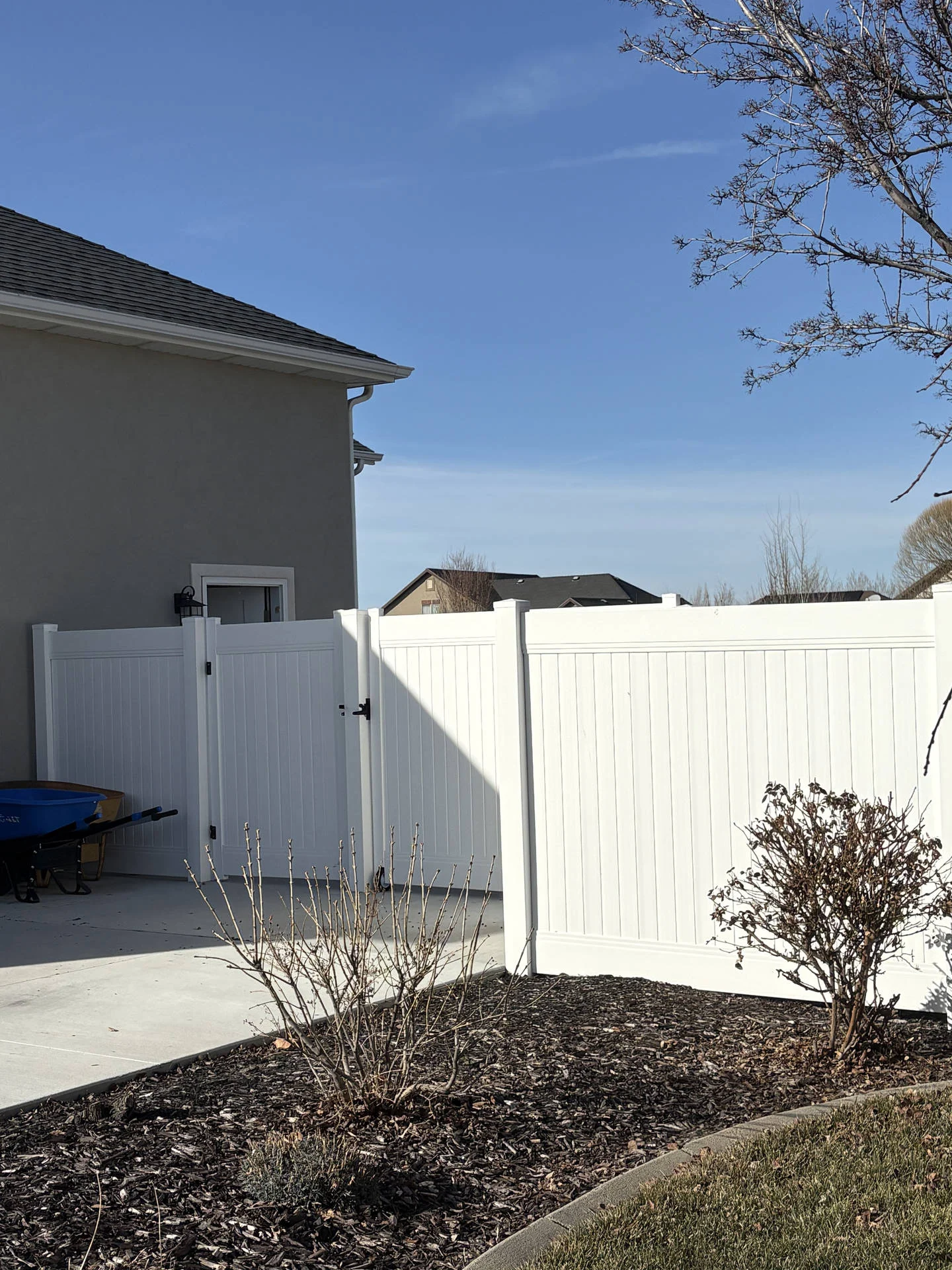 Clinton UT Privacy Fence & Gates: White & Clay Vinyl