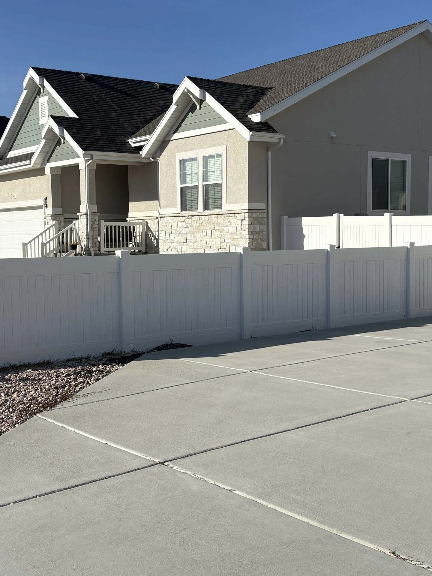 Clinton UT: 115' White Vinyl Privacy Fence & Gates