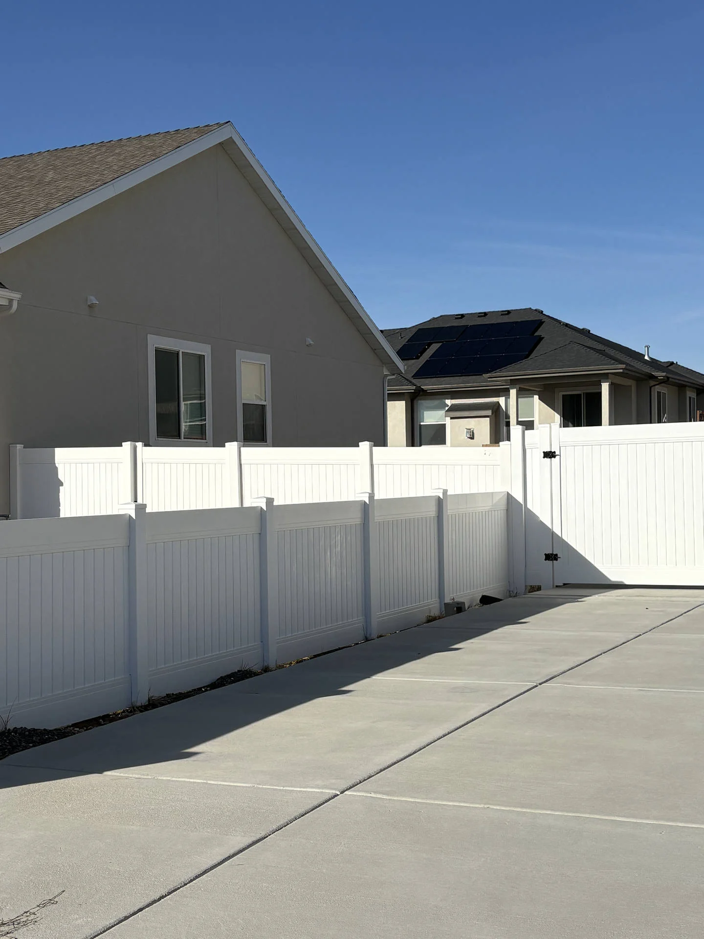 Clinton UT: 115' White Vinyl Privacy Fence & Gates