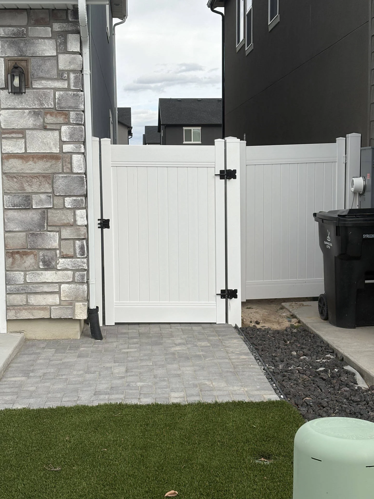 Syracuse Privacy Fence: Durable Vinyl & Steel Gate