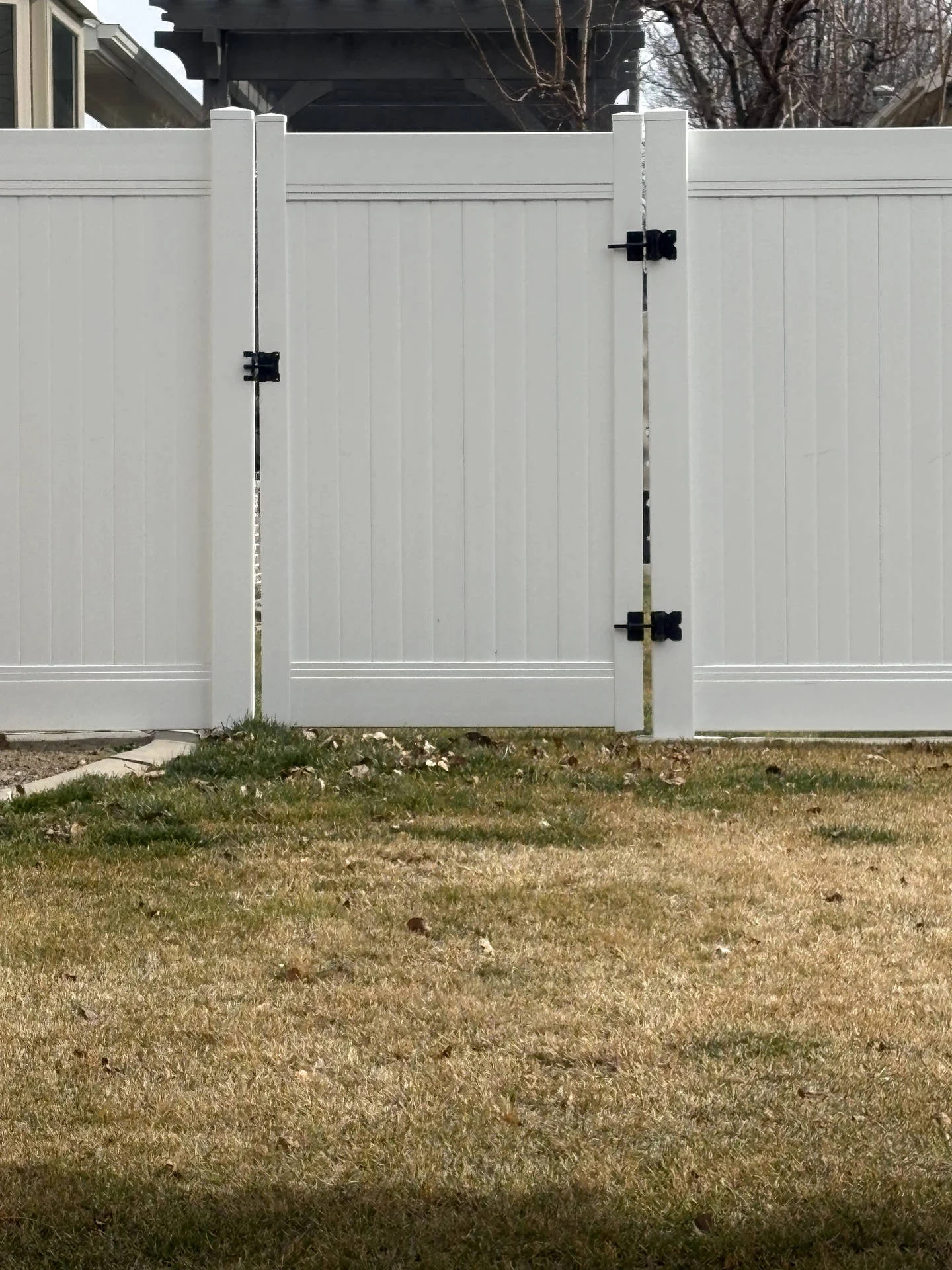 Syracuse Privacy Fence & Gates: White Vinyl Beauty