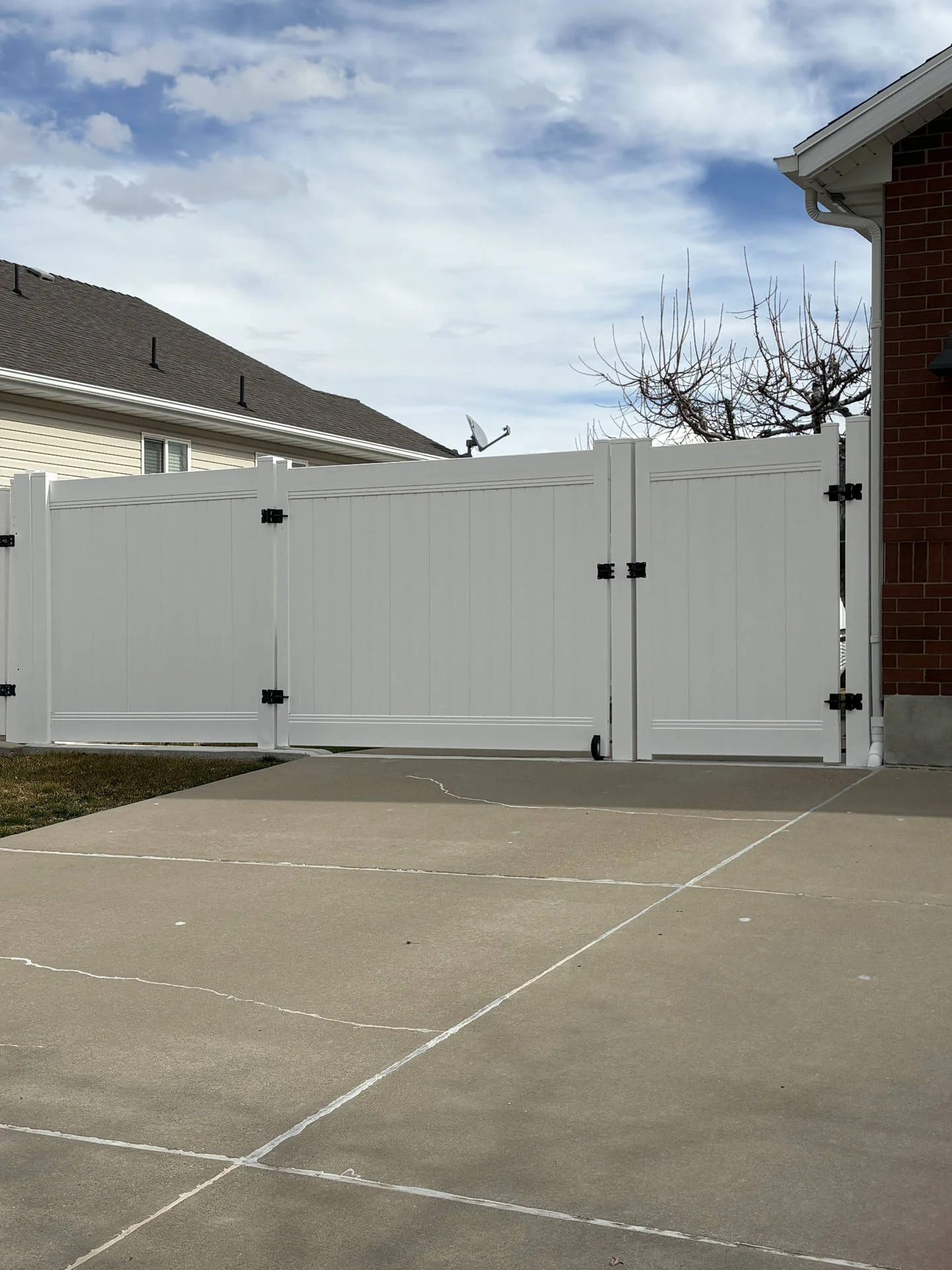 Syracuse Privacy Fence & Gates: White Vinyl Beauty