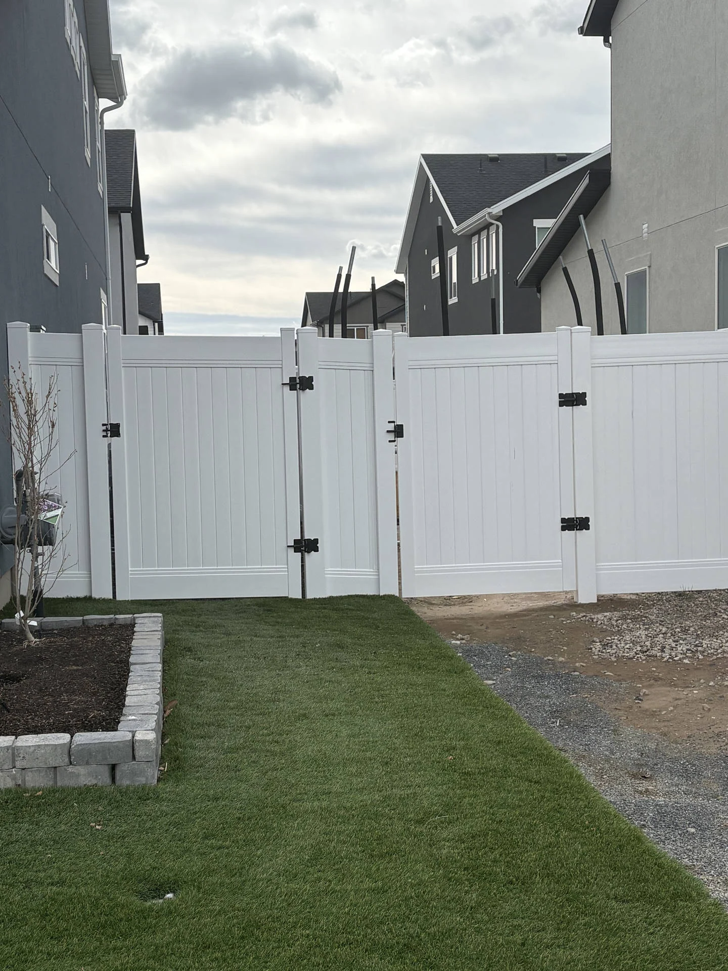 Syracuse 6' White Vinyl Fence with RV Double Gate
