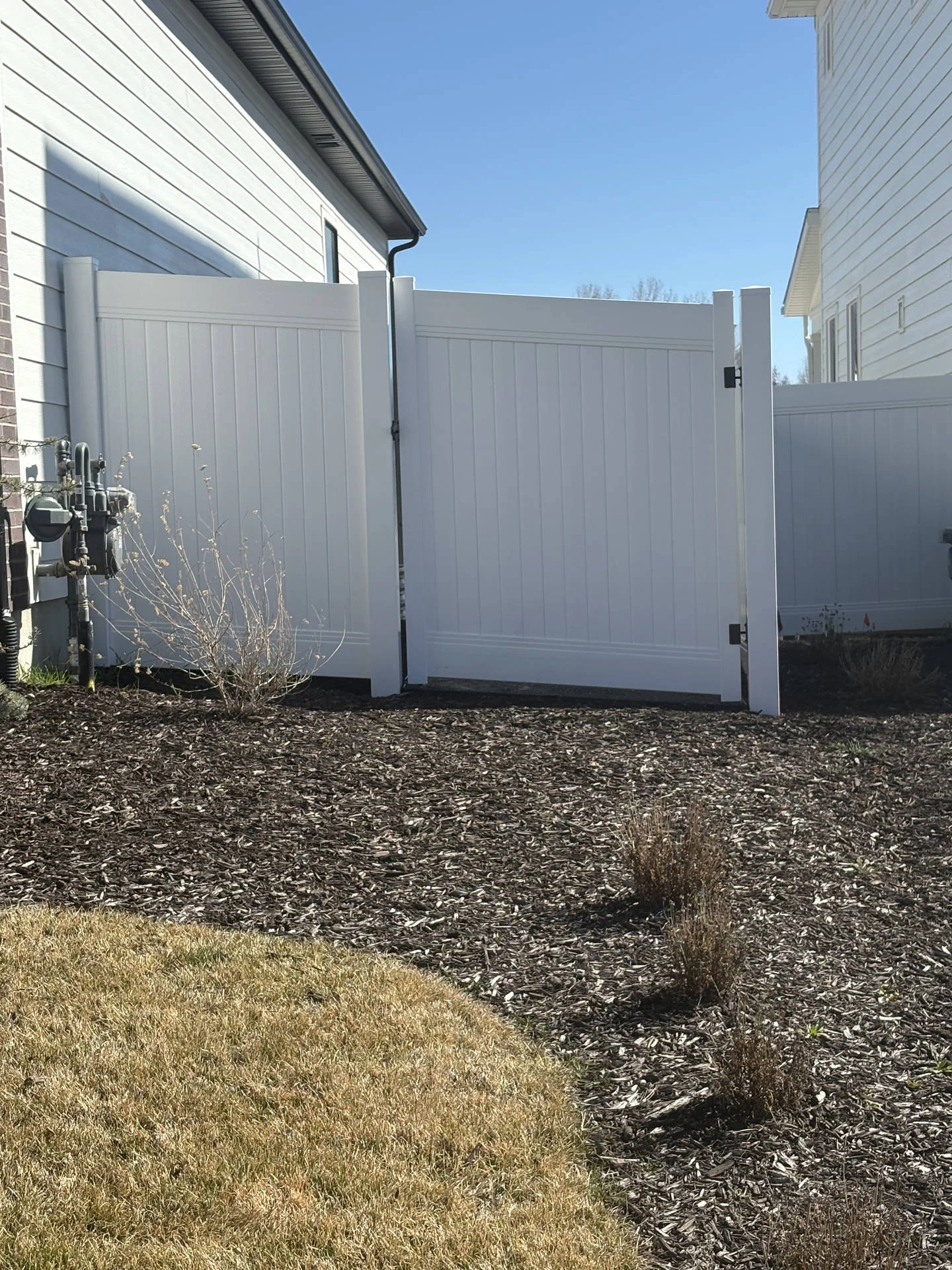 Layton Privacy Fence: Durable White Vinyl & Steel Gate