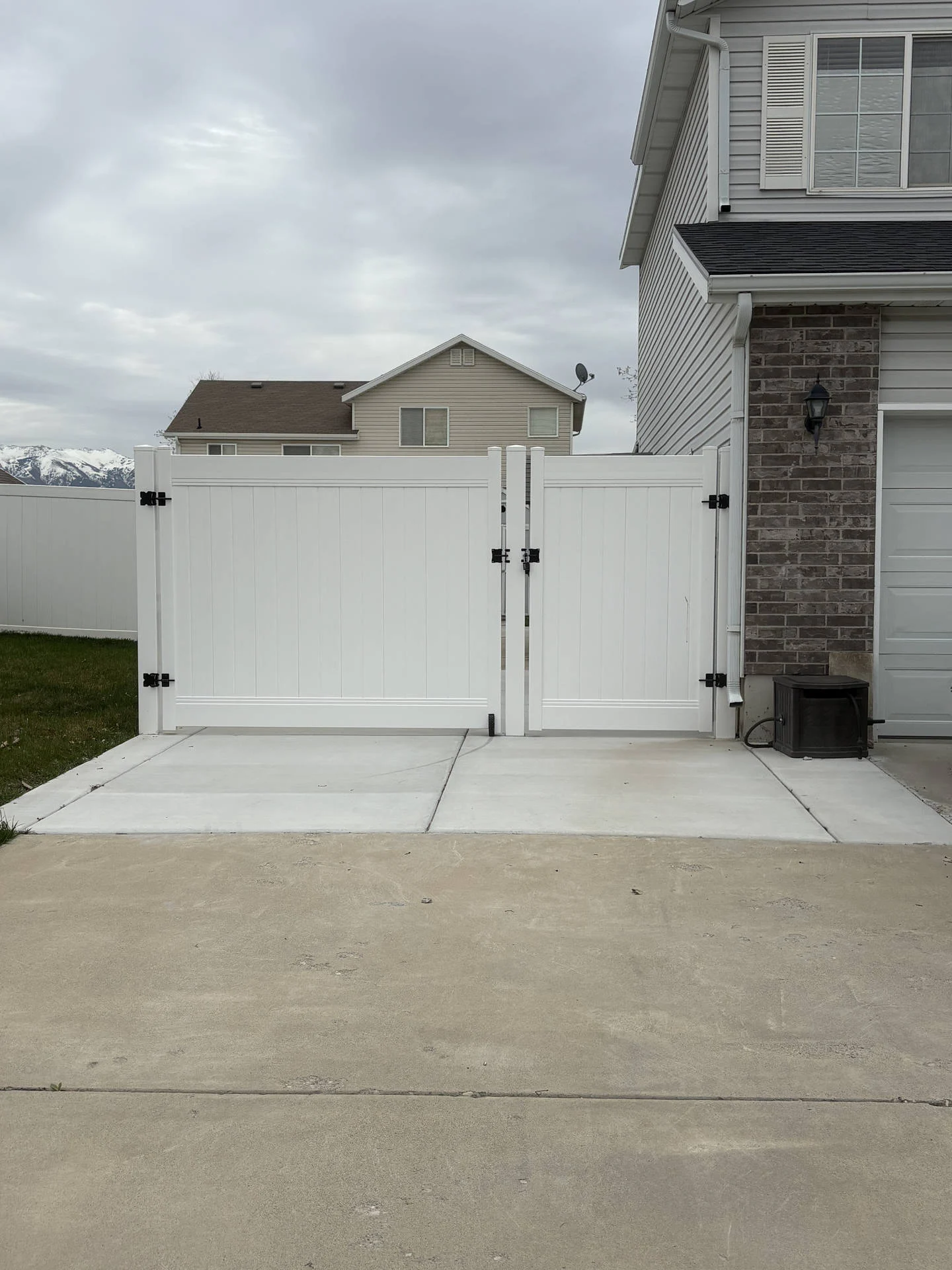 Roy UT Privacy Fence & Double Gate Installation
