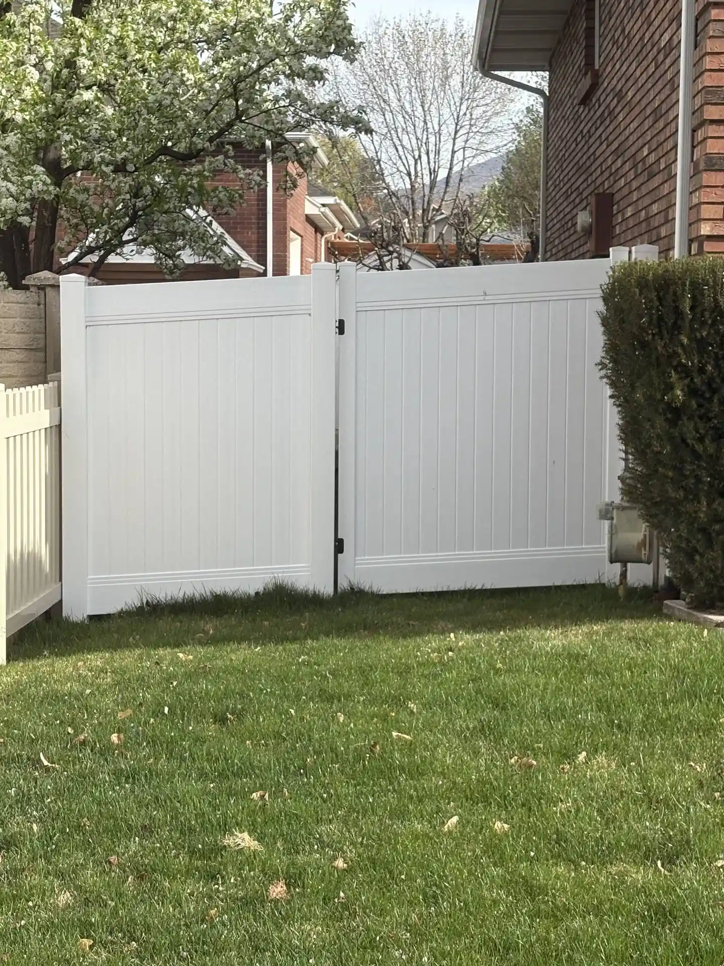 Centerville Privacy Fence: White Vinyl, Heavy Duty Gates