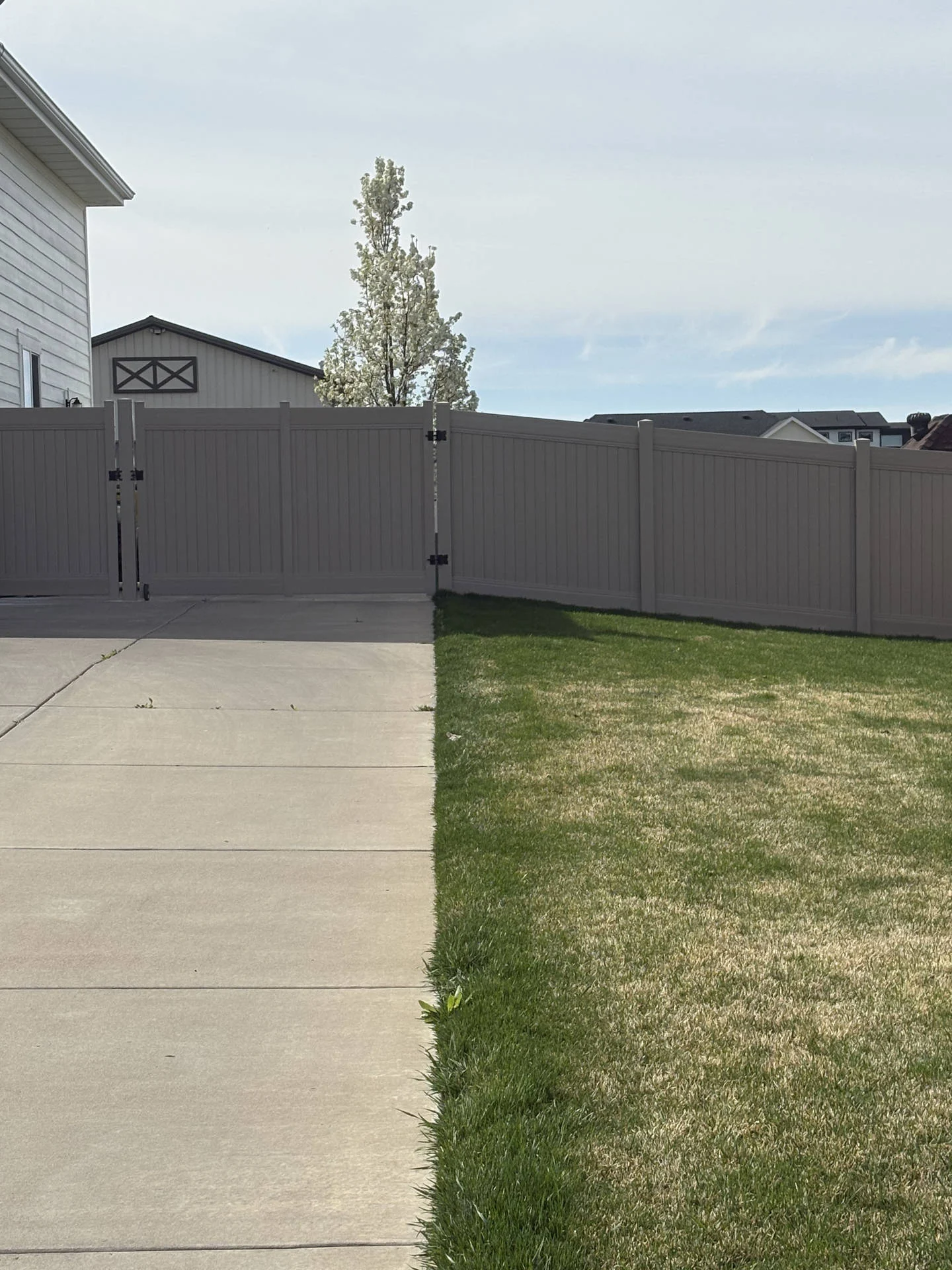 Farmington Privacy Fence: Clay Vinyl, Double Gate Install