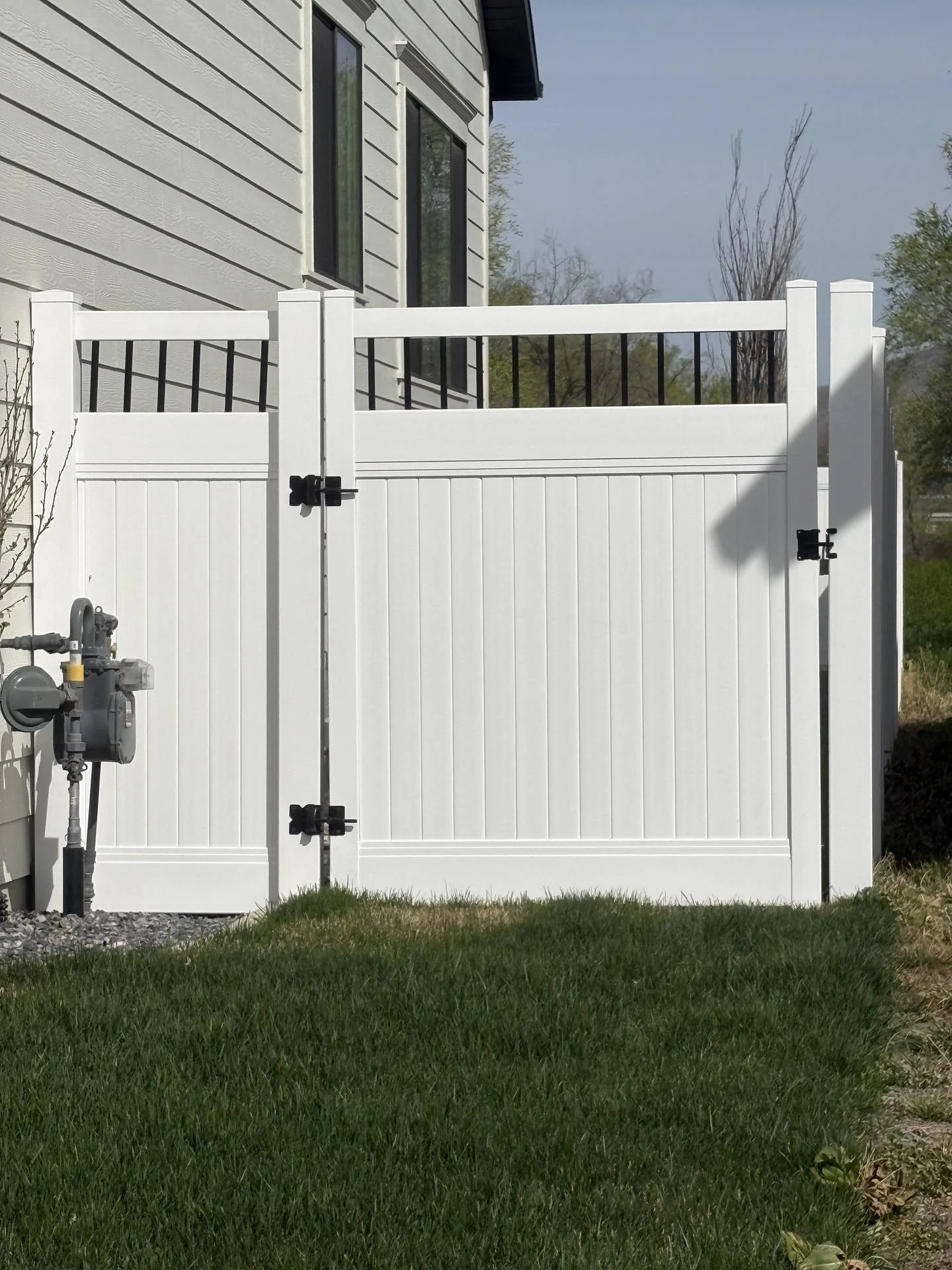 Recent Projects Farmington White Vinyl Privacy Fence with Black Accents