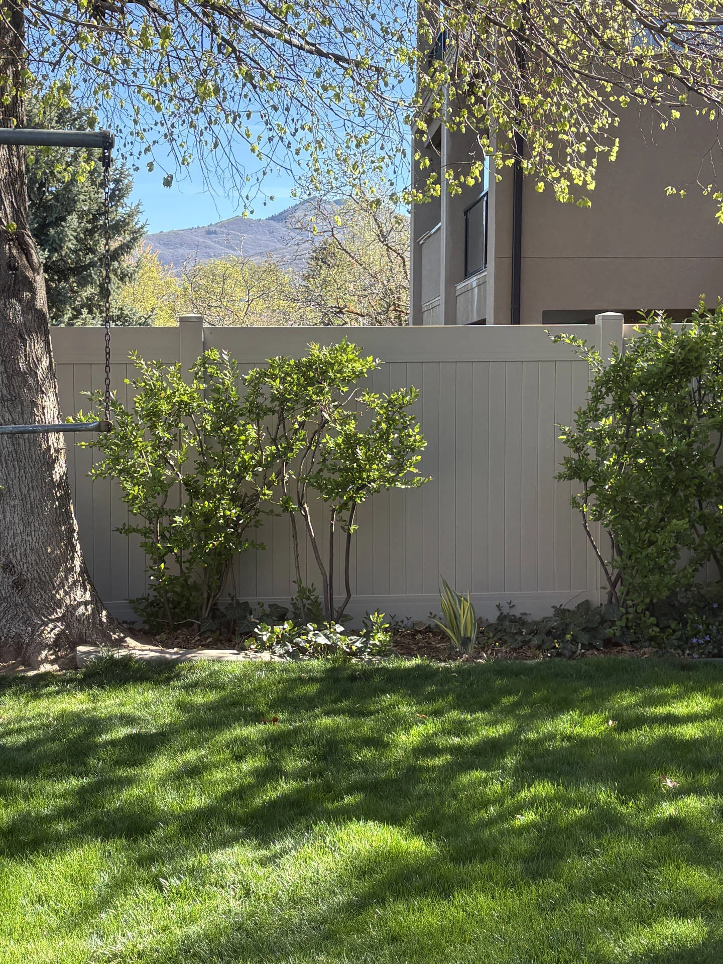 Bountiful Privacy Fence: Clay Vinyl, Aluminum Gate