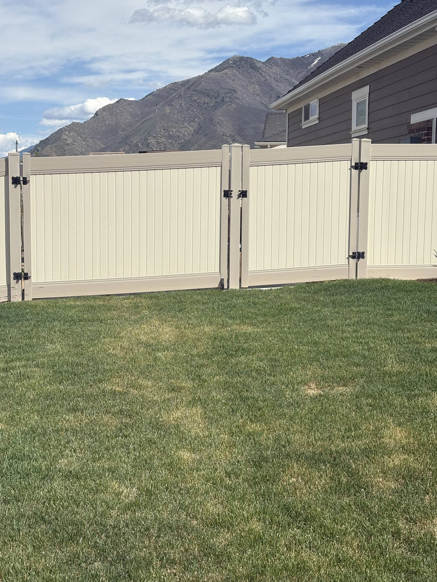 South Weber Privacy Fence: Clay Vinyl, Tan Pickets, Heavy Duty