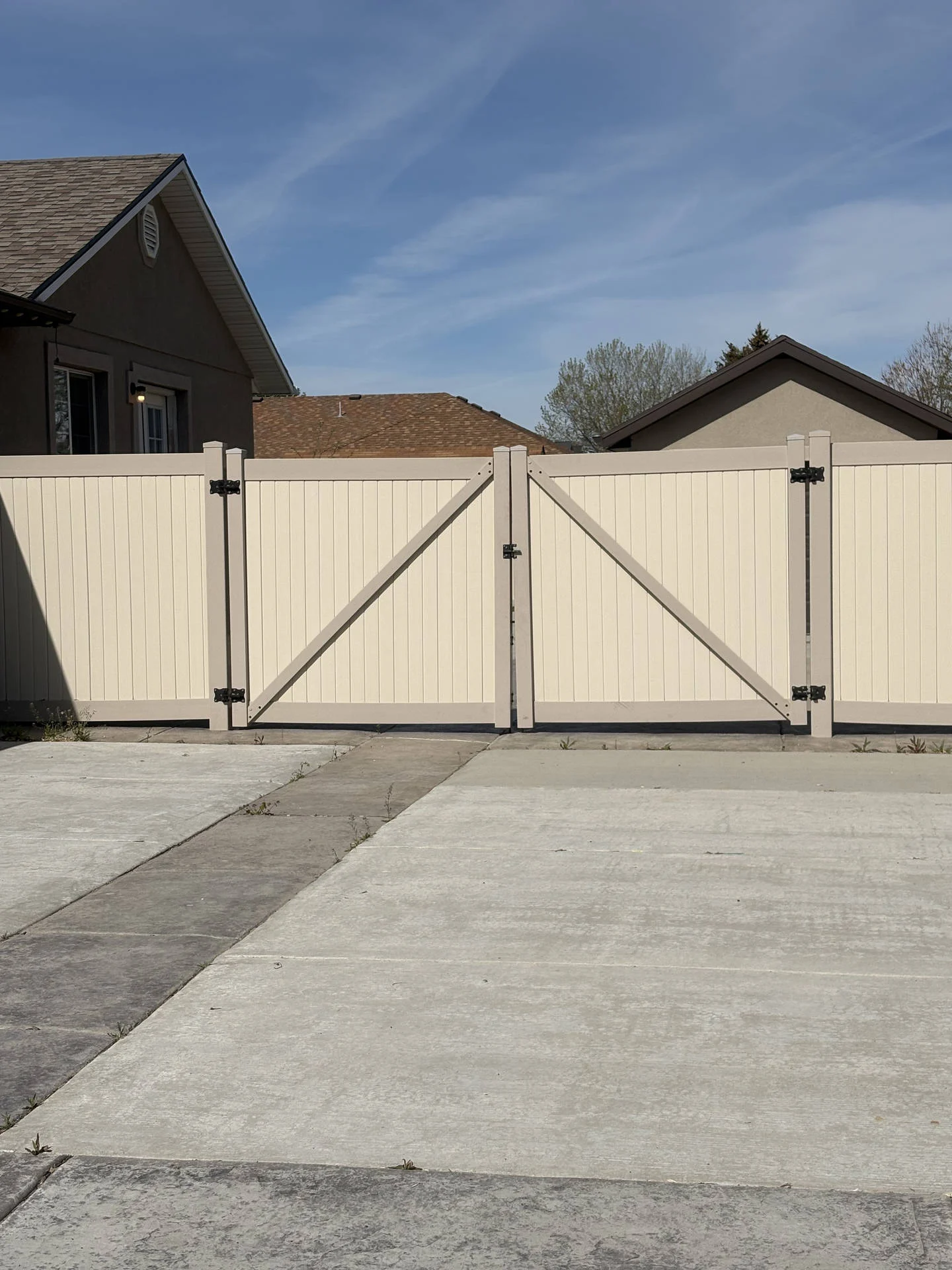 Ogden Vinyl Fence: Clay & Tan Double Groove, Matching Gate