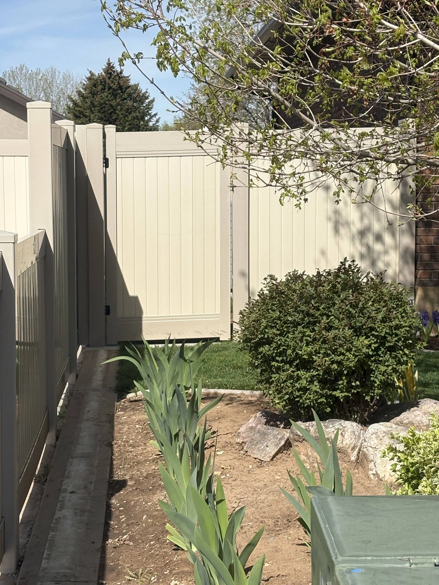 Ogden Vinyl Fence: Clay & Tan Double Groove, Matching Gate