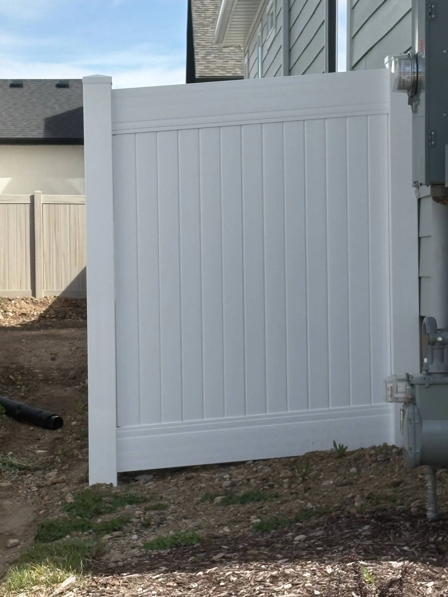 Mountain Green Privacy Fence: White Vinyl, 6' High