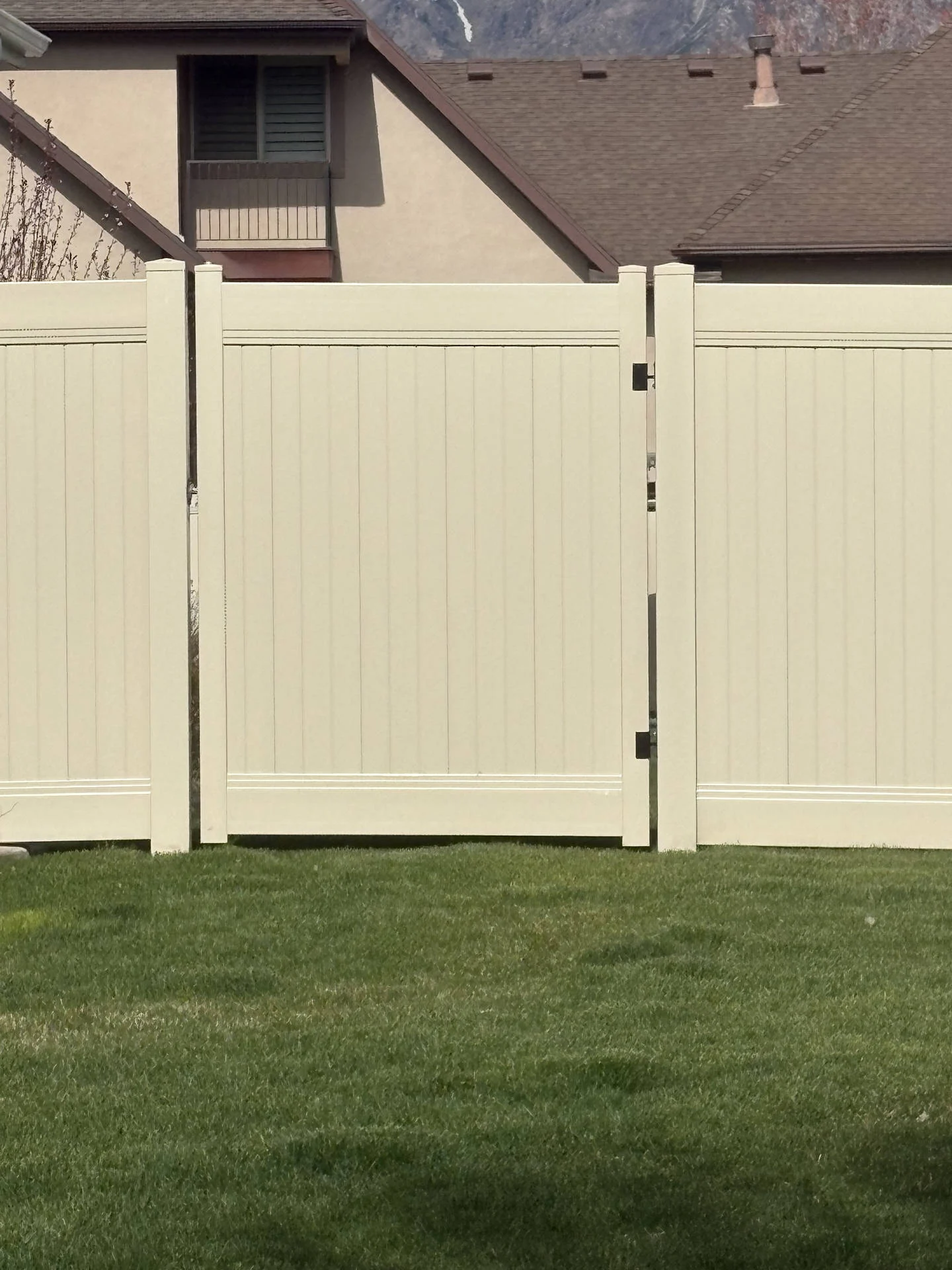 Mountain Green Privacy Fence: Tan Vinyl, Full Height, Heavy Duty