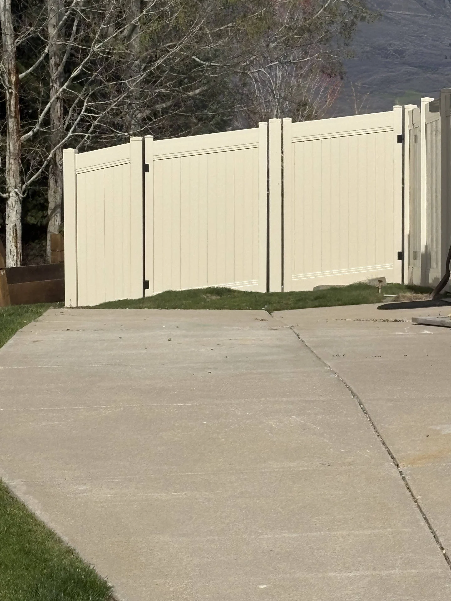 Mountain Green Privacy Fence: Tan Vinyl, Full Height, Heavy Duty