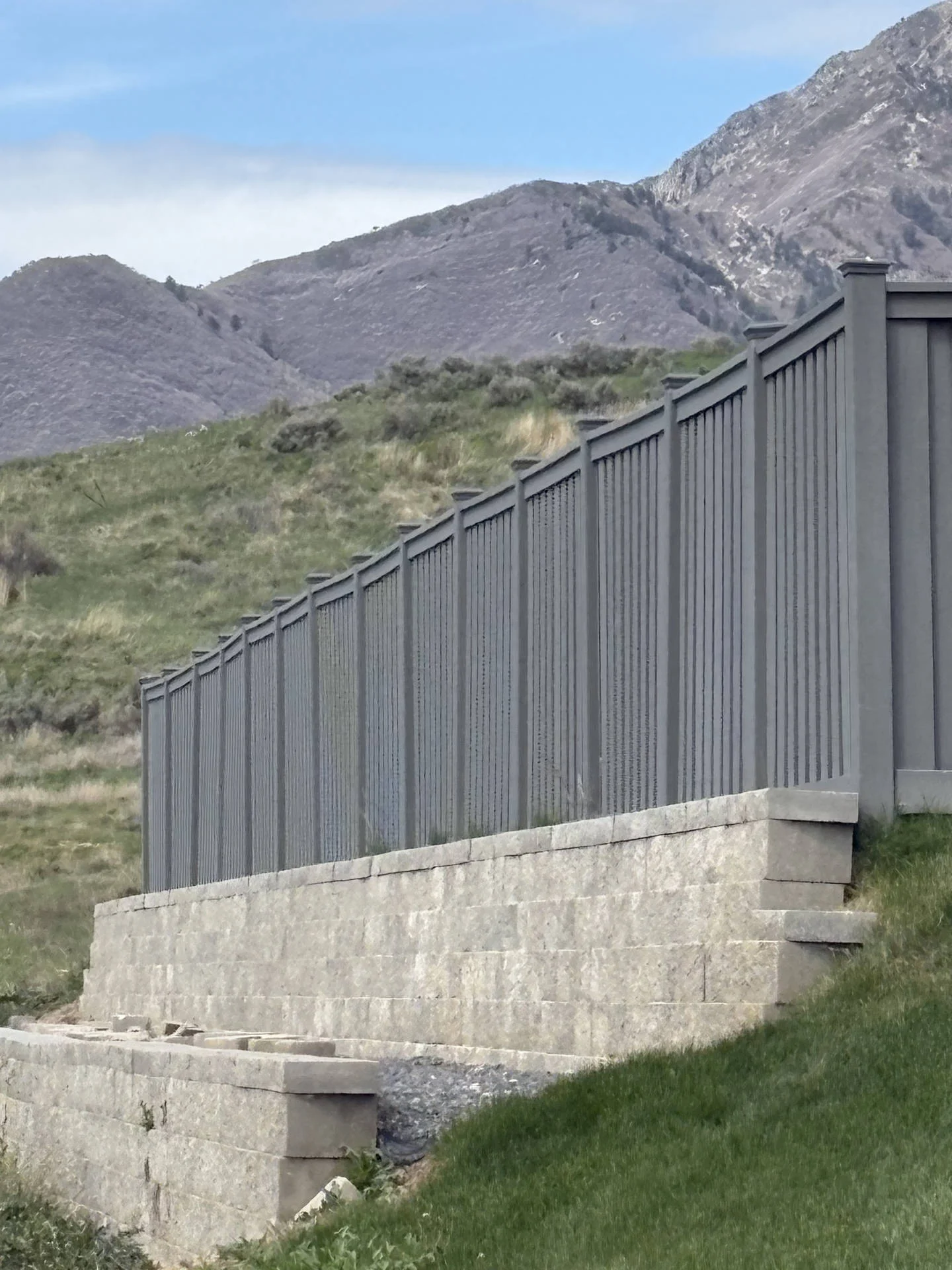 Mountain Green Trex Fence: Winchester Grey Beauty