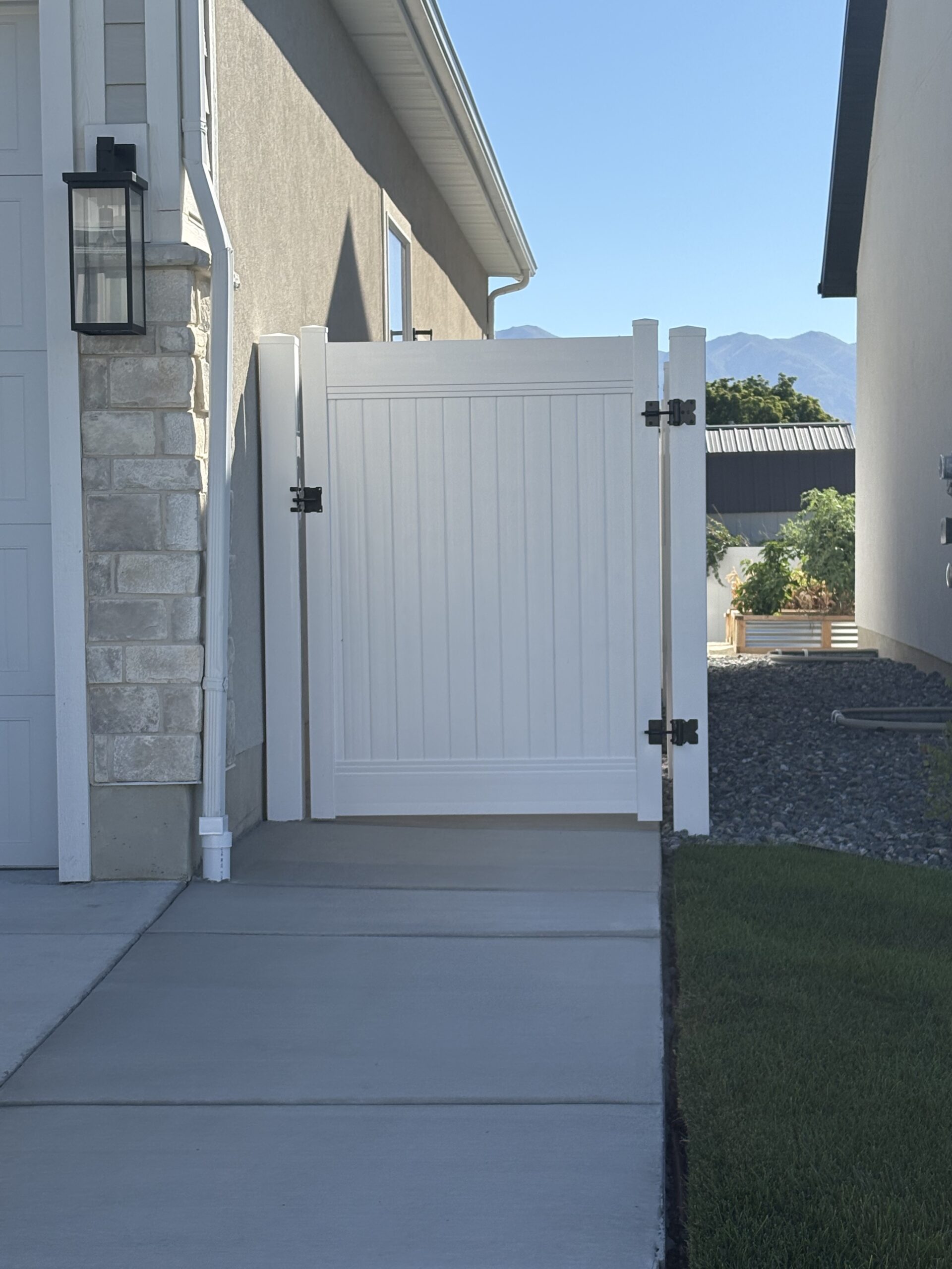 Custom Vinyl and Iron Privacy Fencing in Syracuse UT